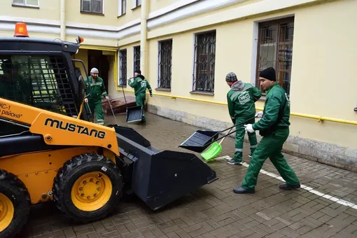 Власти Петербурга провели учения по уборке снега. Он еще не выпал