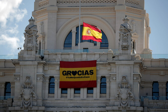 «Спасибо, я остаюсь дома» — гласит плакат на здании мэрии Мадрида.