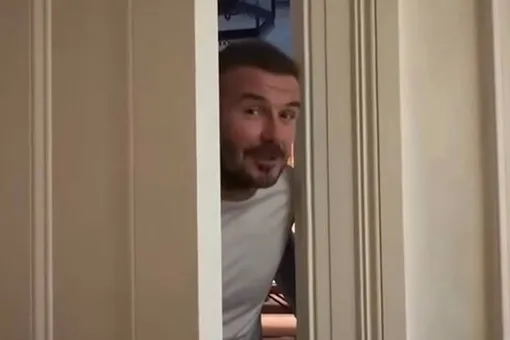 Дэвид Бекхэм повторил мем «Будь честной». Футболист не поверил, что его жена Виктория сама украсила рождественскую елку