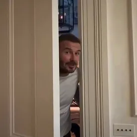 Дэвид Бекхэм повторил мем «Будь честной». Футболист не поверил, что его жена Виктория сама украсила рождественскую елку