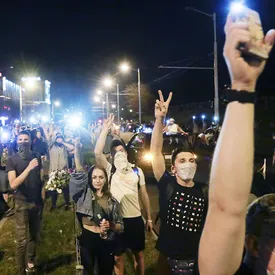 Протесты на путях метро, лазеры против силовиков и нападение на журналистов: третий день протестов в Беларуси Протесты на путях метро, лазеры против силовиков и нападение на журналистов: третий день протестов в Беларуси