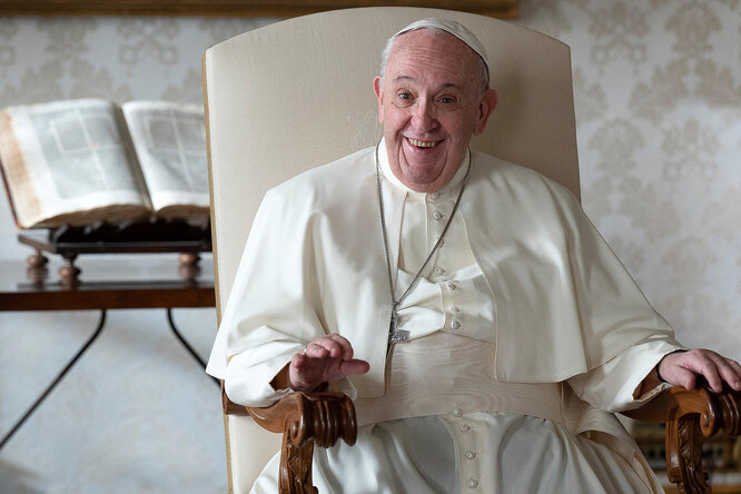 Избави нас от лукавого: Ватикан начал расследование из-за лайка, оставленного от имени папы римского под откровенным фото модели