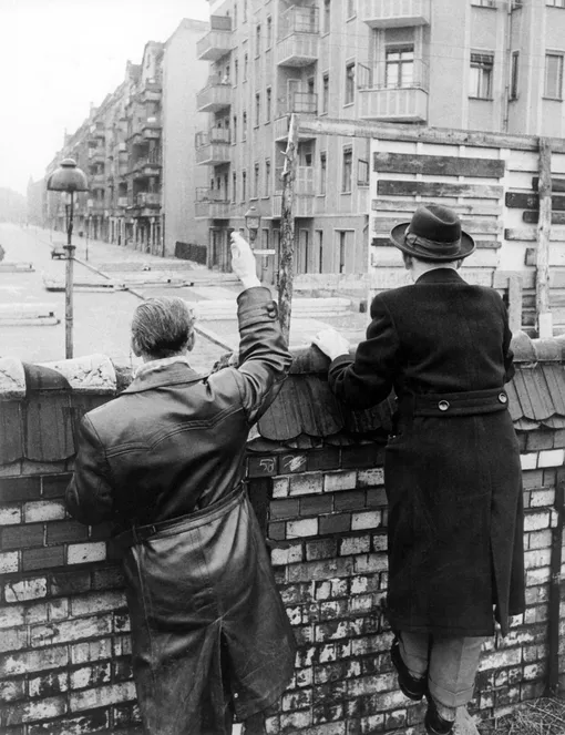 Жители Западного Берлина прощаются с родственниками из Восточного Берлина, 27