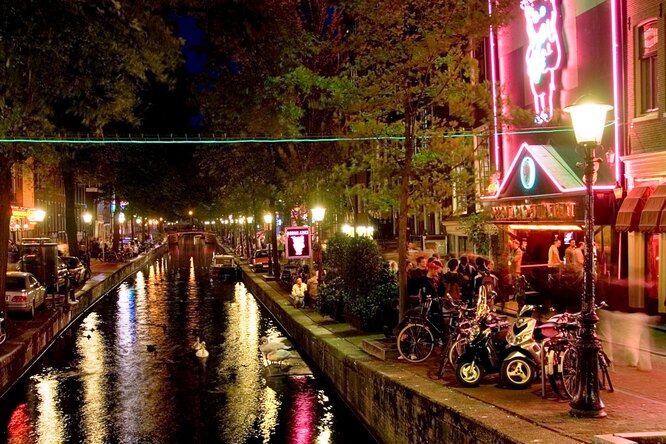 В Амстердаме запретят проводить экскурсии в «квартале красных фонарей»