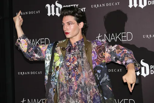 Актер Эзра Миллер пришел на вечеринку Urban Decay в мини-платье и сапогах на каблуках