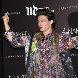 Актер Эзра Миллер пришел на вечеринку Urban Decay в мини-платье и сапогах на каблуках