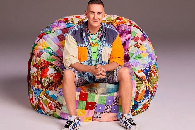 Дизайнер Джереми Скотт и марка Lovesac выпустили совместную коллекцию — разноцветные кресла-мешки