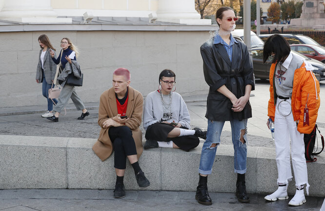 Модники подражают образам Vetements на Mercedes-Benz Fashion Week Russia Модники подражают образам Vetements на Mecedes