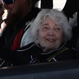 83-летняя американка исполнила свою мечту и проехалась на спорткаре по гоночной трассе 83-летняя американка исполнила свою мечту и проехалась на спорткаре по гоночной трассе