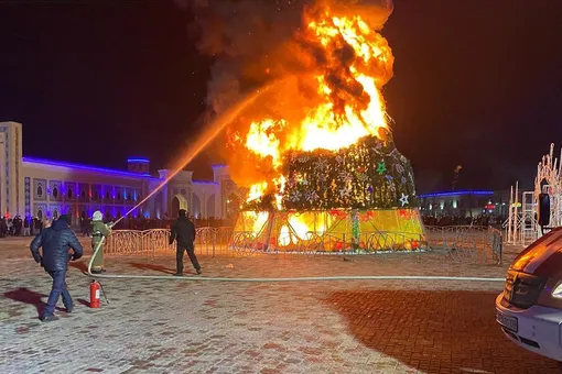 Главная елка казахстанского Тараза сгорела в первые минуты нового года