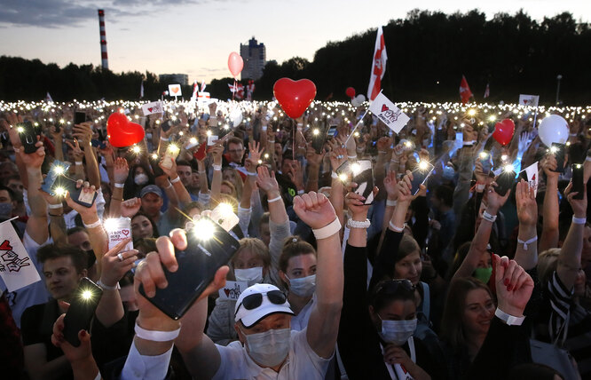 People attend a campaign rally of Belarusian opposition presidential candidate Svetlana Tikhanovskaya in Minsk, Belarus, 30 July 2020. The presidential election in Belarus is scheduled to take place on 09 August 2020. КРЕДИТ