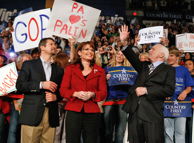 Кандидат на пост президента США от республиканской партии Джон Маккейн приветствует сторонников вместе с губернатором Аляски Сарой Пейлин. Пенсильвания, октябрь 2008 г.