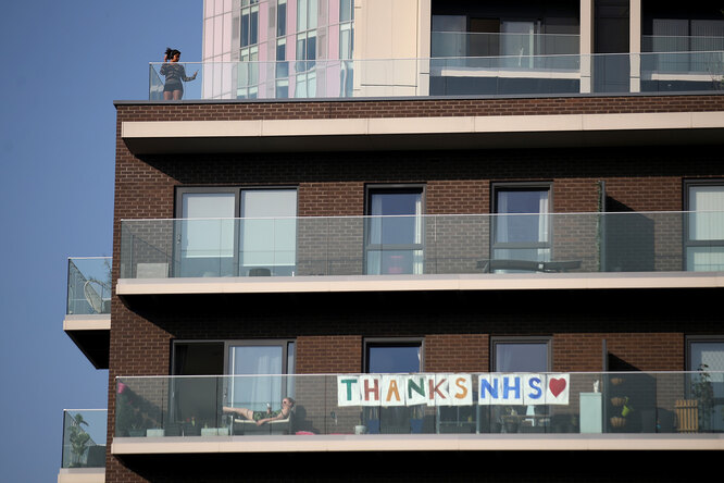 Жители Лондона благодарят врачей. Photo by Alex Pantling/Getty Images)