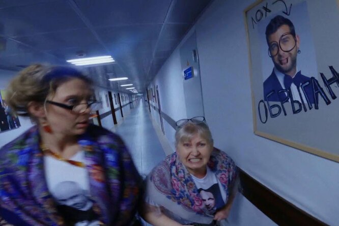 «Вечерний Ургант» показал заставку шоу «глазами режиссера Ильи Найшуллера». В ней Урганта избивают, а на сцену он выходит с ножом в животе «Вечерний Ургант» показал заставку шоу «глазами режиссера Ильи Найшуллера». В ней Урганта избивают, а на сцену он выходит с ножом в животе