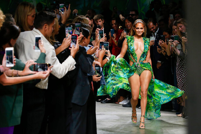 Versace подали в суд на фаст-фэшн-бренд Fashion Nova, который скопировал знаменитое зеленое платье Дженнифер Лопес
