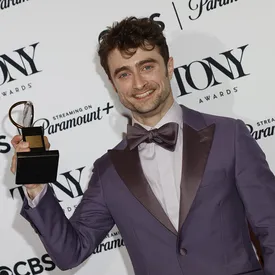 Дэниел Рэдклифф получил первую в карьере премию «Тони» за лучшую мужскую роль в мюзикле Дэниел Рэдклифф получил первую в карьере премию «Тони» за лучшую мужскую роль в мюзикле