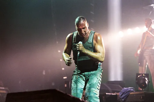 Universal Music приостановила сотрудничество с Rammstein — из-за обвинений в адрес Тилля Линдеманна Universal Music приостановила сотрудничество с Rammstein — из-за обвинений в адрес Тилля Линдеманна