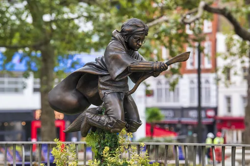 В Лондоне установили памятник Гарри Поттеру. Волшебника изобразили летящим на метле во время его первого матча по квиддичу