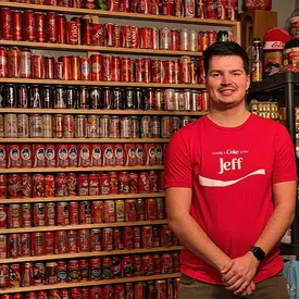26-летний американец собрал самую большую коллекцию различных предметов Coca-Cola. Всего — 5237 банок, брелоков, статуэток и других вещей