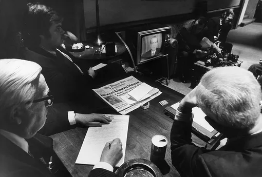 30 апреля 1973 года. Репортеры Белого дома смотрят выступление президента Ричарда Никсона, когда он рассказывал народу о причастности Белого дома к скандалу с Уотергейтом в Вашингтоне, округ Колумбия