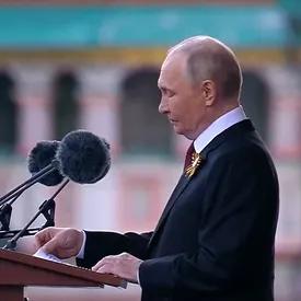 Путин выступил с речью на параде Победы в Москве. Он заявил, что Россия никогда не согласится с искажением истории