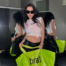 Charli XCX анонсировала «совершенно новую» версию альбома Brat