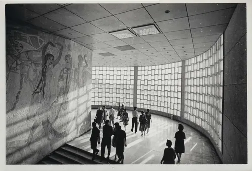 Панорамный кинотеатр (Дворец искусств), фойе, лестница, 1960-е Панорамный кинотеатр (Дворец искусств), фойе, лестница, 1960-е