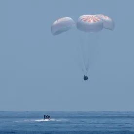 Космический корабль Crew Dragon Илона Маска успешно вернулся на Землю