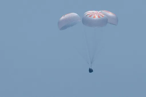 Космический корабль Crew Dragon Илона Маска успешно вернулся на Землю