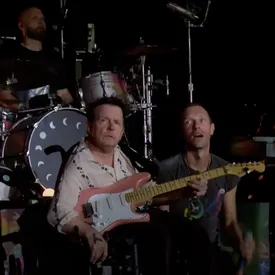 Майкл Джей Фокс присоединился к выступлению Coldplay на фестивале «Гластонбери». Актер исполнил песни Fix You и Humankind, подыграв группе на гитаре Майкл Джей Фокс присоединился к выступлению Coldplay на фестивале «Гластонбери». Актер исполнил песни Fix You и Humankind, подыграв группе на гитаре