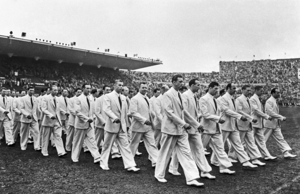 Спортивная делегация Советского союза на торжественном параде в Хельсинки, 1952 год.