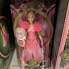 На упаковках кукол Mattel по ошибке разместили ссылку на порносайт. Новая коллекция игрушек посвящена мюзиклу «Злая» с Арианой Гранде На упаковках кукол Mattel по ошибке разместили ссылку на порносайт. Новая коллекция игрушек посвящена мюзиклу «Злая» с Арианой Гранде