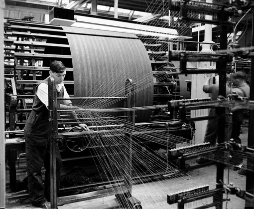 Работа на ткацком станке в Шотландии, 1949