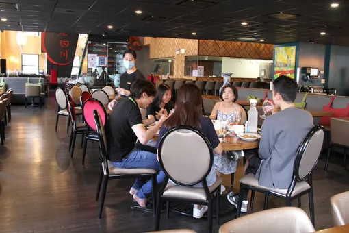 В Китае ресторан стал взвешивать посетителей перед тем, как предложить им меню. Так в заведении решили сократить потребление продуктов