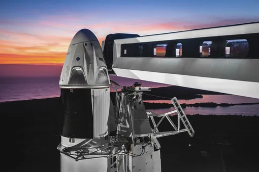 Компания Space X готовится к тестовому запуску пилотируемого корабля Crew Dragon, который в будущем будет доставлять астронавтов на МКС. В космос его будет выводить ракета Falcon-9 со стартового комплекса LC-39A Космического центра им. Кеннеди во Флориде.