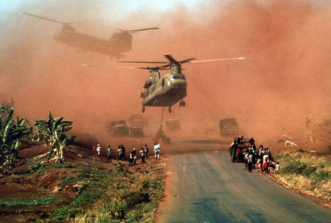 Эвакуация личного состава 18-й дивизии армии Южного Вьетнама и членов их семей с шоссе 1 возле Ксуан-Лок, провинция Донгнай, апрель 1975 года.