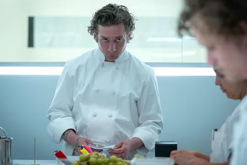 Кадр из сериала «Медведь» Кадр из сериала «Медведь»