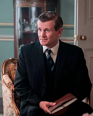 Актер Чарльз Эдвардс в образе Мартина Чартериса в сериале «Корона».