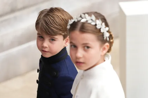 Королевские дети стали звездами коронации. В соцсетях уже появились мемы со скучающим принцем Луи