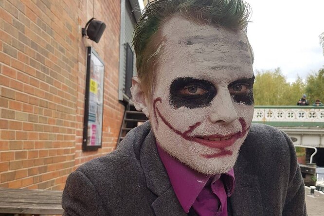 В Ноттингеме подражателя Джокера приговорили к 16 годам тюрьмы за нападение с шаром для боулинга
