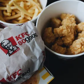 KFC отказались от слогана «Пальчики оближешь». Все из-за коронавируса