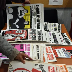 Мужчина с ножом напал на людей около старого здания редакции Charlie Hebdo в Париже. Есть пострадавшие