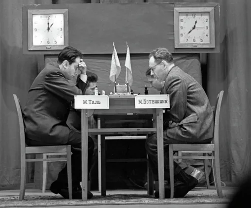 Гроссмейстеры Михаил Таль и Михаил Ботвинник во время игры за звание чемпиона мира по шахматам, 1960 год.