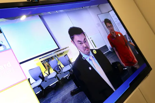 Canon установила в своих китайских офисах камеры с ИИ, которые пускают внутрь только улыбающихся сотрудников