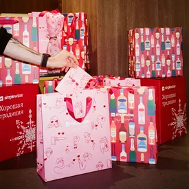 В винотеках в Москве и Санкт-Петербурге появились упаковочные станции для подарков