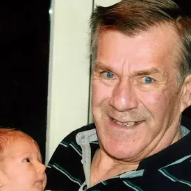 Пара из Уэльса пригласила на Рождество незнакомого мужчину 50 лет назад. Он прожил с ними 45 лет