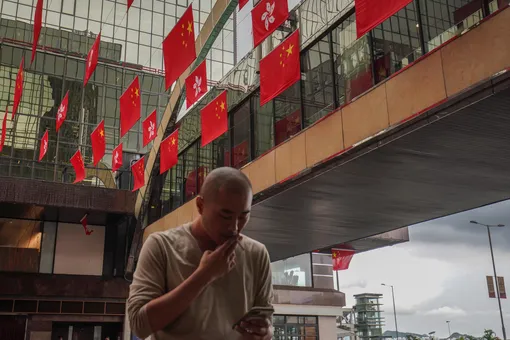 Власти Гонконга предложили осуждающе «пялиться» на курящих в общественных местах