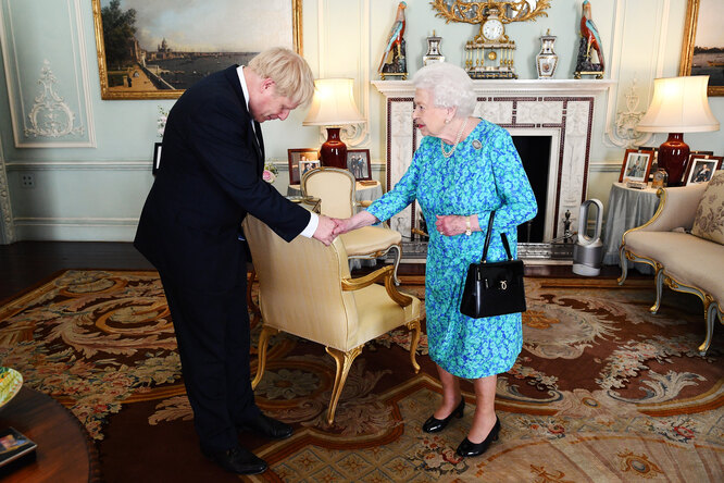 Королева Елизавета II и Борис Джонсон в Букингемском дворце, июль 2019 года