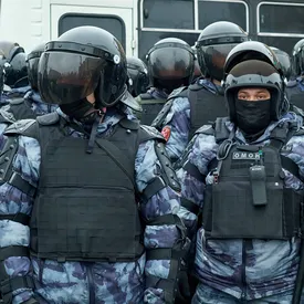 Силовик ударил дубинкой по голове журналиста в жилете «Пресса» на акции протеста в Москве. Росгвардия начала проверку