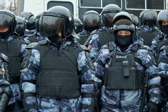 Силовик ударил дубинкой по голове журналиста в жилете «Пресса» на акции протеста в Москве. Росгвардия начала проверку Силовик ударил дубинкой по голове журналиста в жилете «Пресса» на акции протеста в Москве. Росгвардия начала проверку